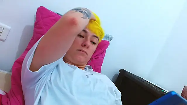 Snapshot of tomboyblue chatting on 12/18/25, 08:23 tomboyblue online show from 12/18/25, 08:23