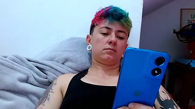 Snapshot of tomboyblue chatting on 10/23/25, 10:19 tomboyblue online show from 10/23/25, 10:19