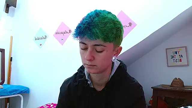 Snapshot of tomboyblue chatting on 10/27/25, 01:45 tomboyblue online show from 10/27/25, 01:45