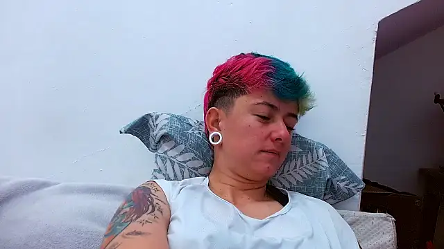 Snapshot of tomboyblue chatting on 10/24/25, 04:39 tomboyblue online show from 10/24/25, 04:39