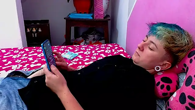 Snapshot of tomboyblue chatting on 10/20/25, 08:09 tomboyblue online show from 10/20/25, 08:09