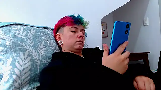 Snapshot of tomboyblue chatting on 10/07/25, 01:56 tomboyblue online show from 10/07/25, 01:56