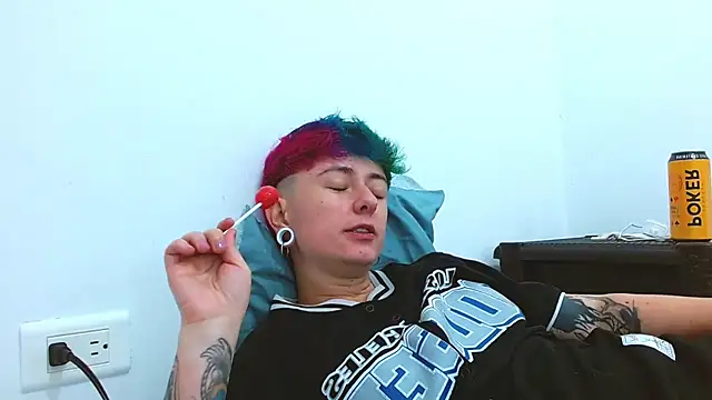 Snapshot of tomboyblue chatting on 11/16/25, 12:43 tomboyblue online show from 11/16/25, 12:43