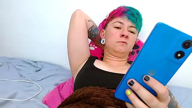 Snapshot of tomboyblue chatting on 11/28/25, 01:22 tomboyblue online show from 11/28/25, 01:22