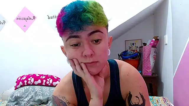 Snapshot of tomboyblue chatting on 10/11/25, 12:33 tomboyblue online show from 10/11/25, 12:33