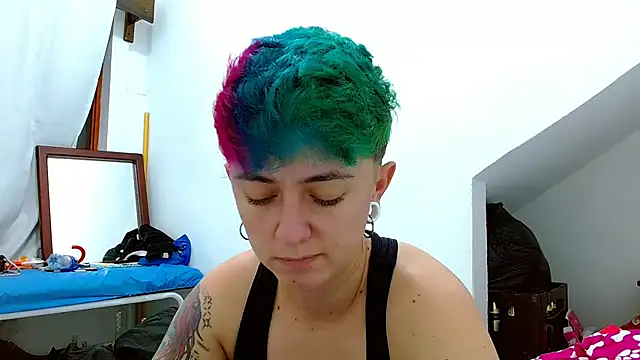 Snapshot of tomboyblue chatting on 11/23/25, 04:11 tomboyblue online show from 11/23/25, 04:11