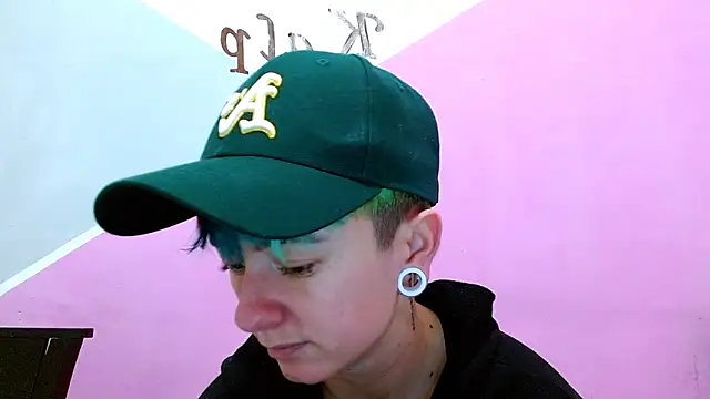 Snapshot of tomboyblue chatting on 11/14/25, 10:35 tomboyblue online show from 11/14/25, 10:35