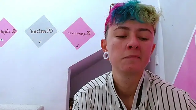 Snapshot of tomboyblue chatting on 10/19/25, 05:05 tomboyblue online show from 10/19/25, 05:05