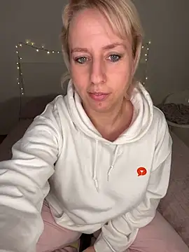 MariaValentine online show from 12/17/25, 04:01