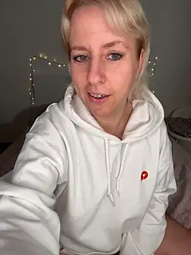 MariaValentine online show from 12/16/25, 04:44