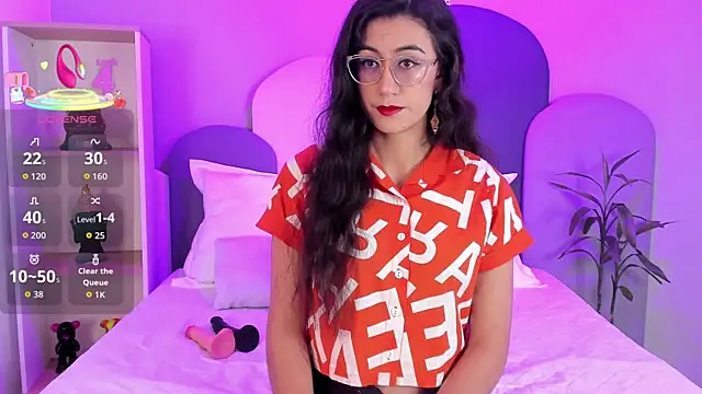 Snapshot of SophieGomez22 chatting on 11/07/25, 11:37 SophieGomez22 online show from 11/07/25, 11:37