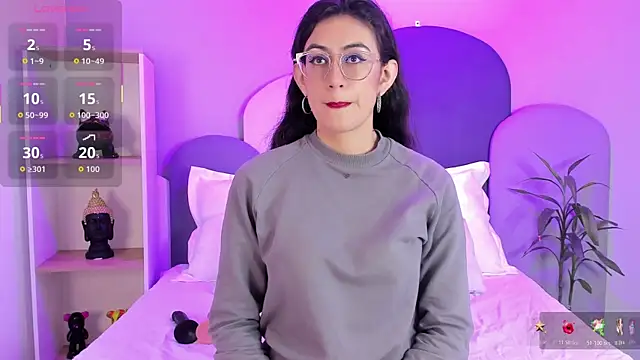 Snapshot of SophieGomez22 chatting on 11/19/25, 11:21 SophieGomez22 online show from 11/19/25, 11:21