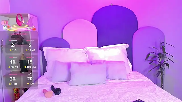 Snapshot of SophieGomez22 chatting on 12/19/25, 11:23 SophieGomez22 online show from 12/19/25, 11:23