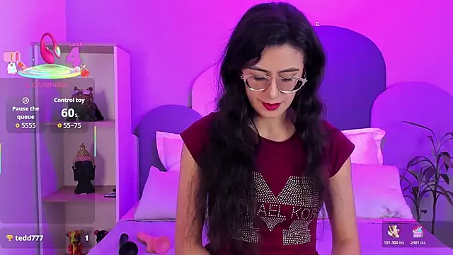 Snapshot of SophieGomez22 chatting on 11/28/25, 11:21 SophieGomez22 online show from 11/28/25, 11:21