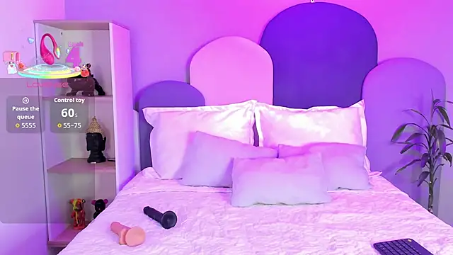 Snapshot of SophieGomez22 chatting on 12/21/25, 11:23 SophieGomez22 online show from 12/21/25, 11:23