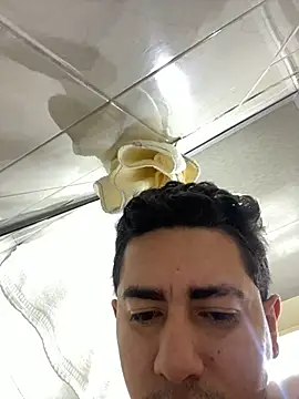 Snapshot of DanielGomez9 chatting on 03/17/25, 01:14 DanielGomez9 online show from 03/17/25, 01:14