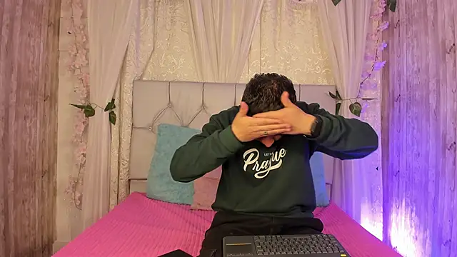 BradLovEmma  online show from 11/03/25, 04:43