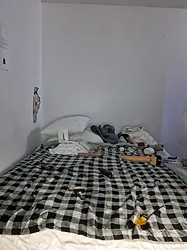 Snapshot of Puffgettingstuffed chatting on 12/23/25, 09:19 Puffgettingstuffed online show from 12/23/25, 09:19