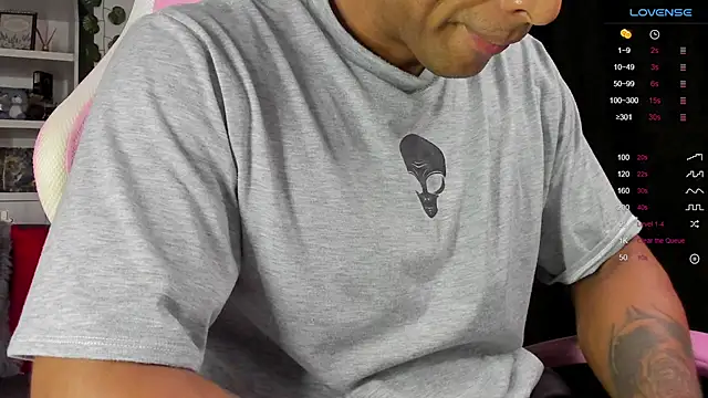 Snapshot of Couple_muscle1 chatting on 01/13/25, 11:17 Couple muscle1 online show from 01/13/25, 11:17