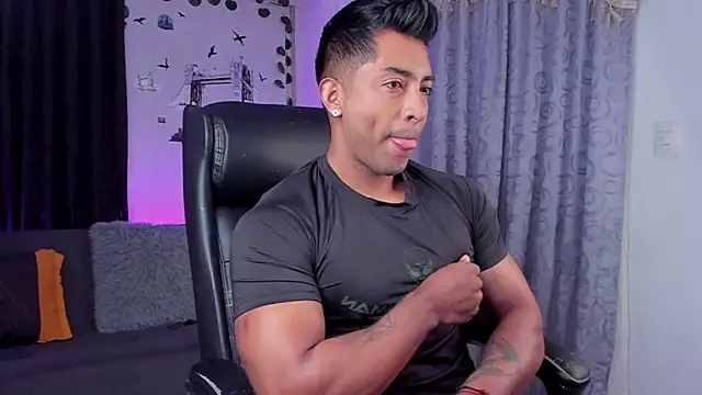 Snapshot of Couple_muscle1 chatting on 03/17/25, 02:01 Couple muscle1 online show from 03/17/25, 02:01