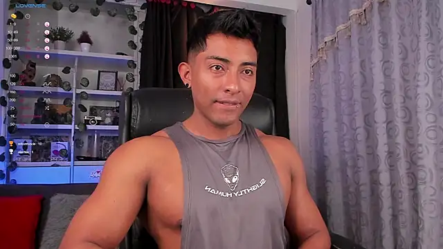 Snapshot of Couple_muscle1 chatting on 02/17/25, 01:55 Couple muscle1 online show from 02/17/25, 01:55