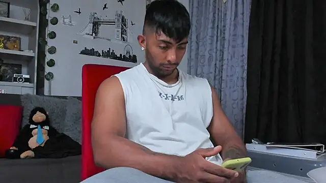 Snapshot of Couple_muscle1 chatting on 10/06/25, 07:03 Couple muscle1 online show from 10/06/25, 07:03