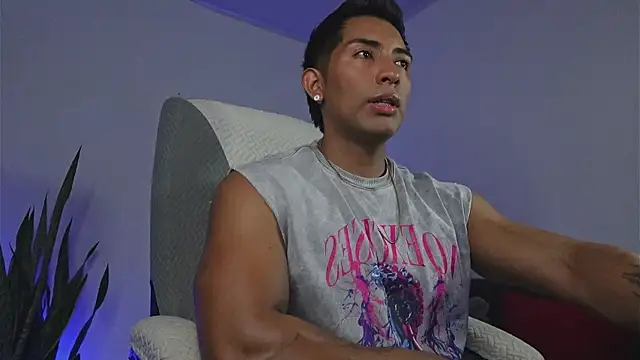 Snapshot of Couple_muscle1 chatting on 06/25/26, 11:54 Couple muscle1 online show from 06/25/26, 11:54