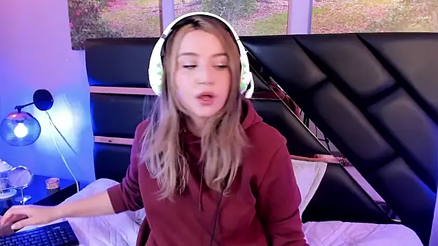 Snapshot of Annie_mone chatting on 12/10/24, 09:00 Annie mone online show from 12/10/24, 09:00