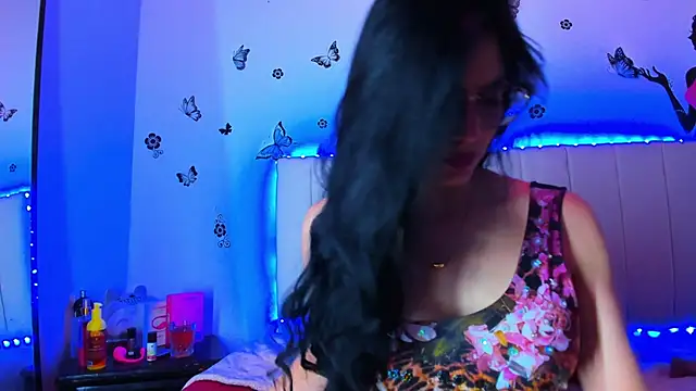 Snapshot of caro_lyne_ chatting on 02/17/26, 04:15 caro lyne online show from 02/17/26, 04:15