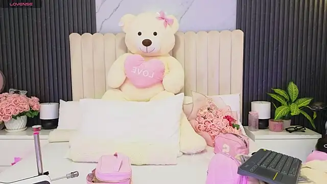Snapshot of Madiee_Rhea chatting on 06/18/26, 07:41 Madiee Rhea online show from 06/18/26, 07:41
