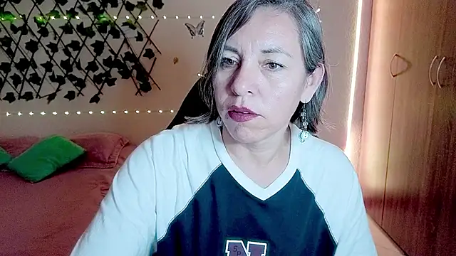 Snapshot of Lady_breaks_hearts chatting on 11/20/25, 09:15 Lady breaks hearts online show from 11/20/25, 09:15