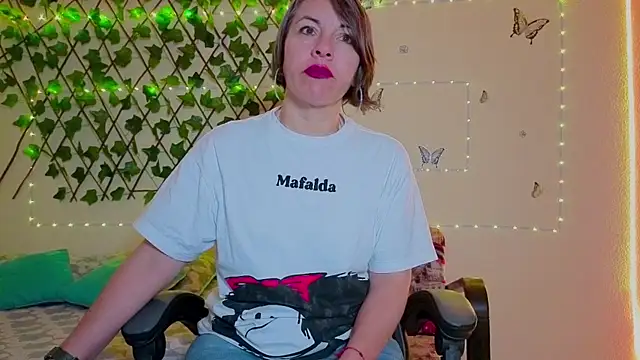 Snapshot of Lady_breaks_hearts chatting on 10/30/25, 10:46 Lady breaks hearts online show from 10/30/25, 10:46