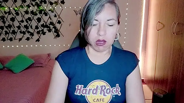 Snapshot of Lady_breaks_hearts chatting on 11/22/25, 10:25 Lady breaks hearts online show from 11/22/25, 10:25