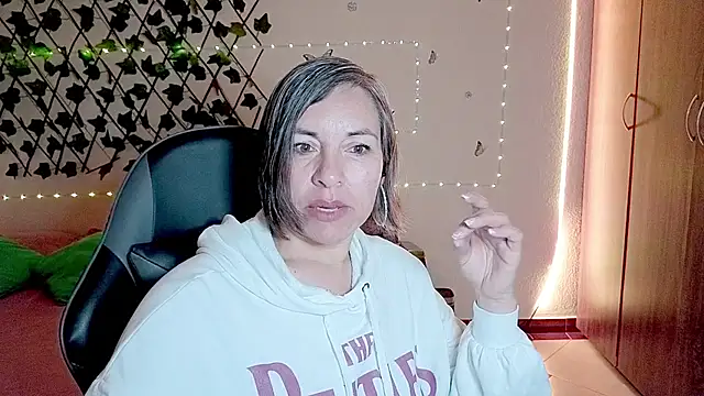 Snapshot of Lady_breaks_hearts chatting on 11/14/25, 10:30 Lady breaks hearts online show from 11/14/25, 10:30