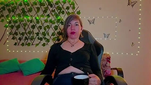 Snapshot of Lady_breaks_hearts chatting on 11/12/25, 10:41 Lady breaks hearts online show from 11/12/25, 10:41