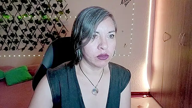 Snapshot of Lady_breaks_hearts chatting on 12/01/25, 10:27 Lady breaks hearts online show from 12/01/25, 10:27