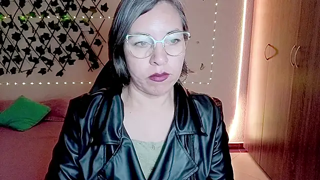 Snapshot of Lady_breaks_hearts chatting on 11/27/25, 08:42 Lady breaks hearts online show from 11/27/25, 08:42