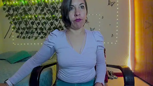 Snapshot of Lady_breaks_hearts chatting on 09/25/25, 10:32 Lady breaks hearts online show from 09/25/25, 10:32