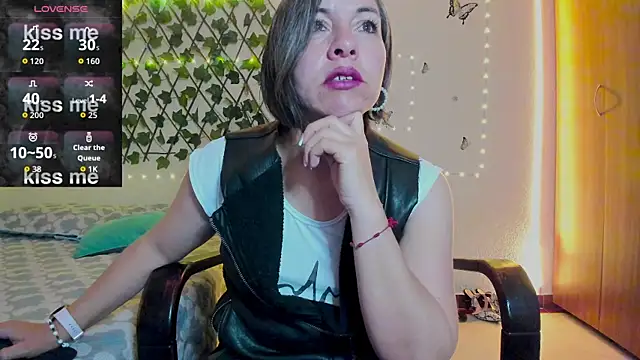 Snapshot of Lady_breaks_hearts chatting on 09/18/25, 10:40 Lady breaks hearts online show from 09/18/25, 10:40