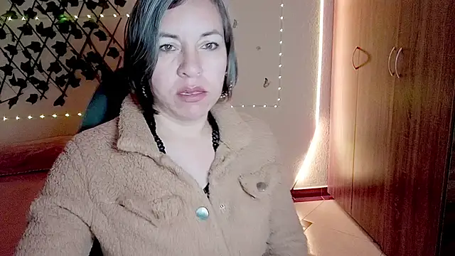 Snapshot of Lady_breaks_hearts chatting on 11/19/25, 09:42 Lady breaks hearts online show from 11/19/25, 09:42