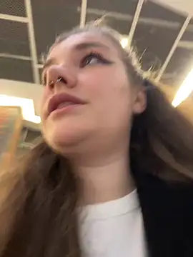 Snapshot of Holy_Tereza chatting on 12/17/25, 04:12 Holy Tereza online show from 12/17/25, 04:12