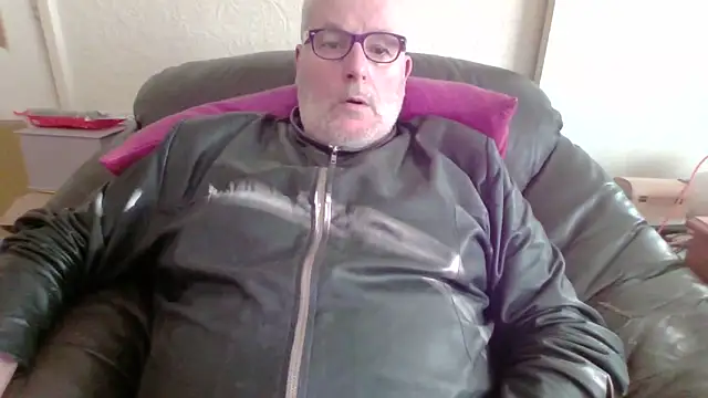 Snapshot of Leatherman63 chatting on 09/13/25, 07:30 Leatherman63 online show from 09/13/25, 07:30