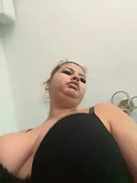 Snapshot of AllysonK chatting on 11/20/25, 01:45 AllysonK online show from 11/20/25, 01:45