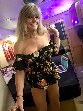 Snapshot of annika_lately chatting on 09/29/25, 02:29 annika lately online show from 09/29/25, 02:29
