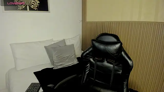 Snapshot of summer_night_ chatting on 04/25/26, 01:41 summer night online show from 04/25/26, 01:41