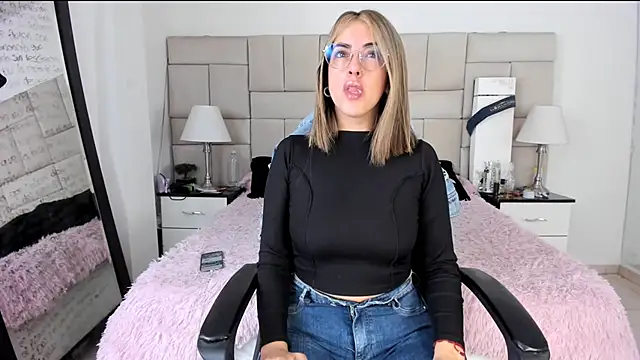 Snapshot of IsisLoveyes_ chatting on 12/21/25, 01:57 IsisLoveyes online show from 12/21/25, 01:57