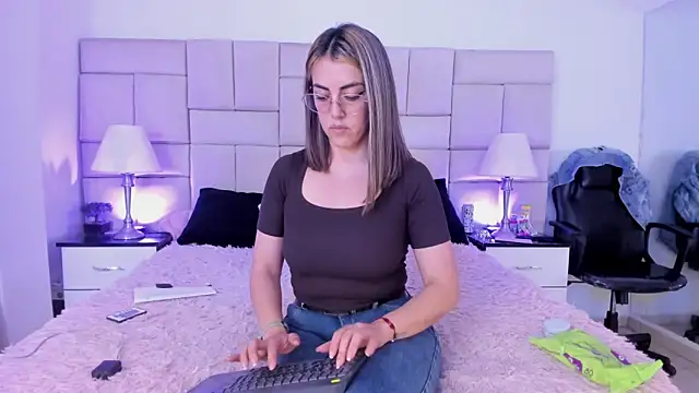 Snapshot of IsisLoveyes_ chatting on 02/02/26, 10:31 IsisLoveyes online show from 02/02/26, 10:31