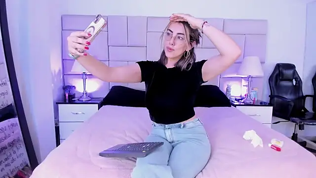 Snapshot of IsisLoveyes_ chatting on 02/10/26, 09:58 IsisLoveyes online show from 02/10/26, 09:58