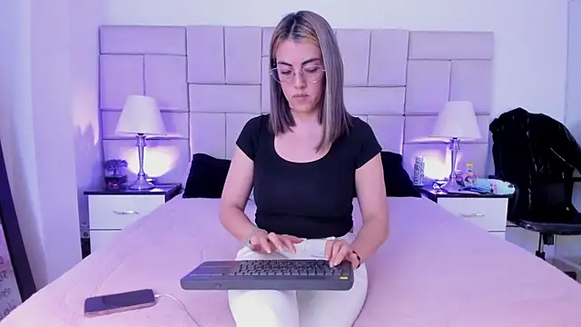 Snapshot of IsisLoveyes_ chatting on 02/05/26, 12:06 IsisLoveyes online show from 02/05/26, 12:06