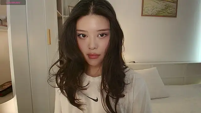 Snapshot of tenderlybaee chatting on 12/22/25, 04:23 tenderlybaee online show from 12/22/25, 04:23